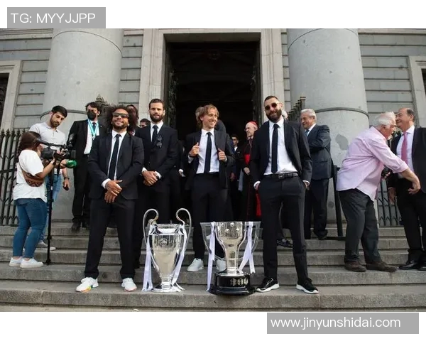 当足球球星放下荣誉奖杯陪爱犬草地上嬉戏追逐球影