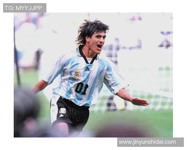 足球历史三大球星的传奇故事与成就解析